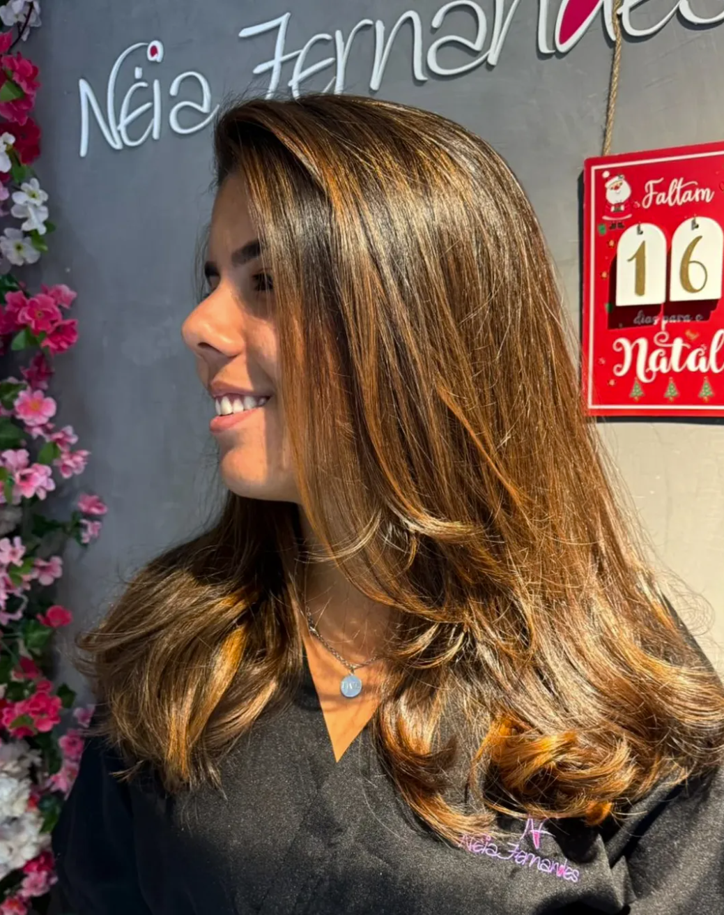 Cliente com cabelo finalizado no Salão Neia Fernandes